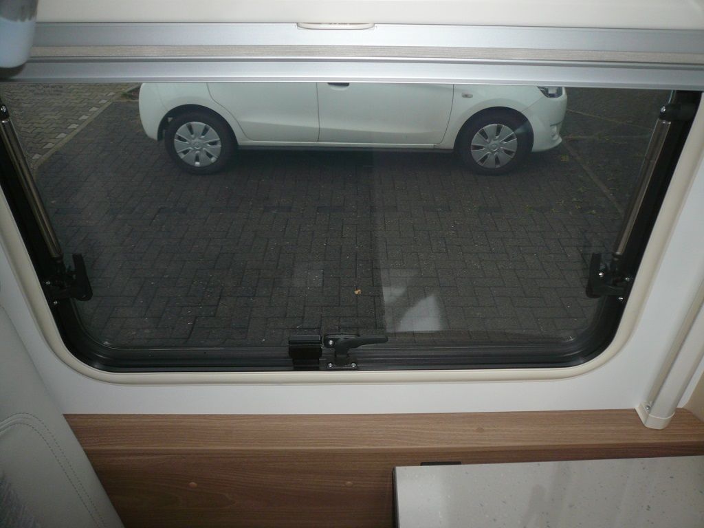 Thitronik Funk-Magnetkontakt an dem Seitenfenster montiert.