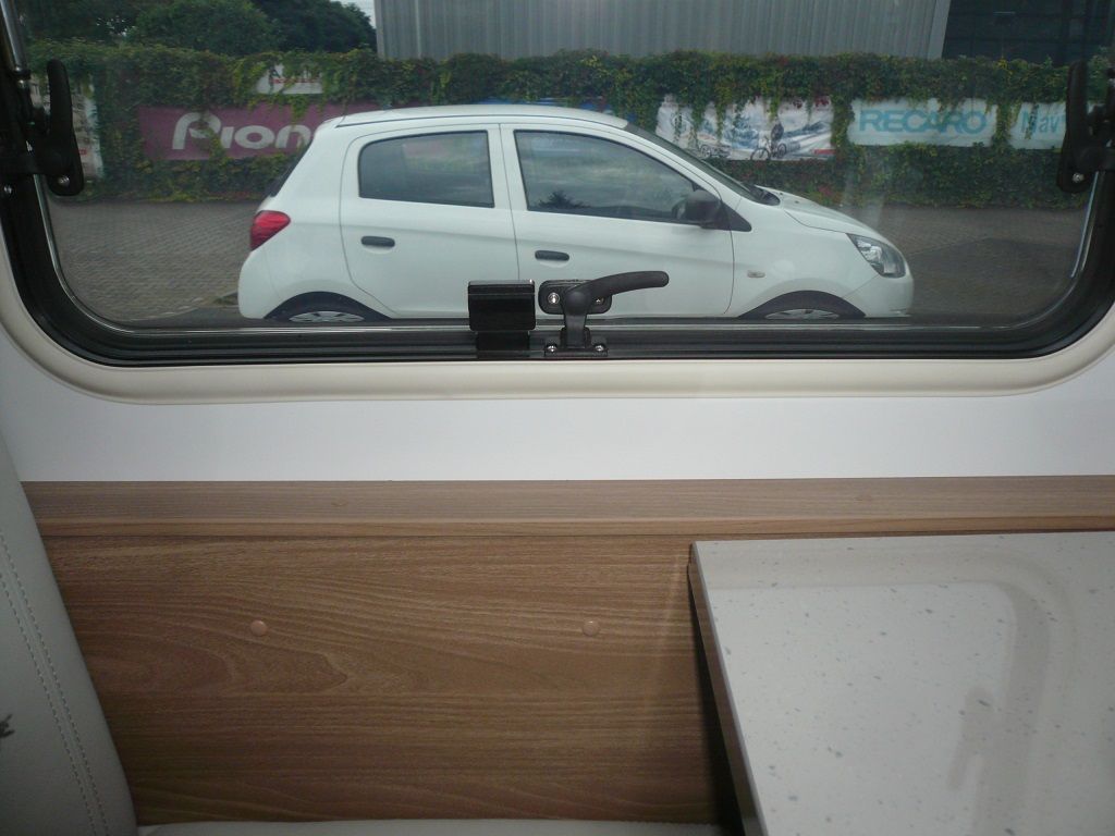 Thitronik Funk-Magnetkontakt an dem Seitenfenster montiert.