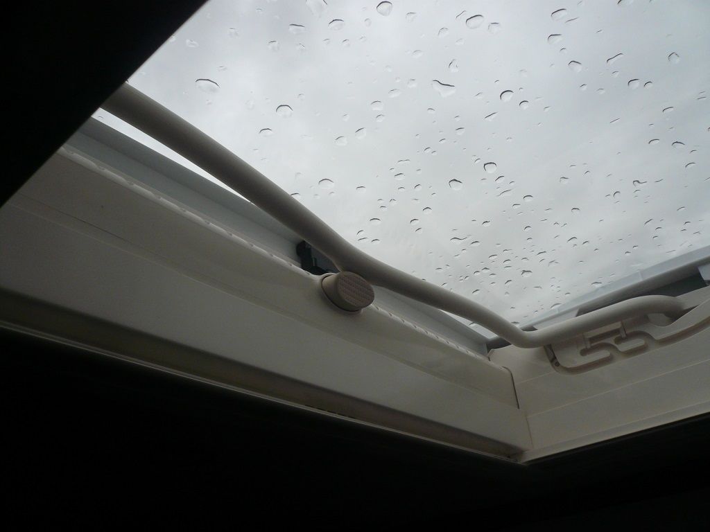 Thitronik Funk-Magnetkontakt an der Dachluke montiert.