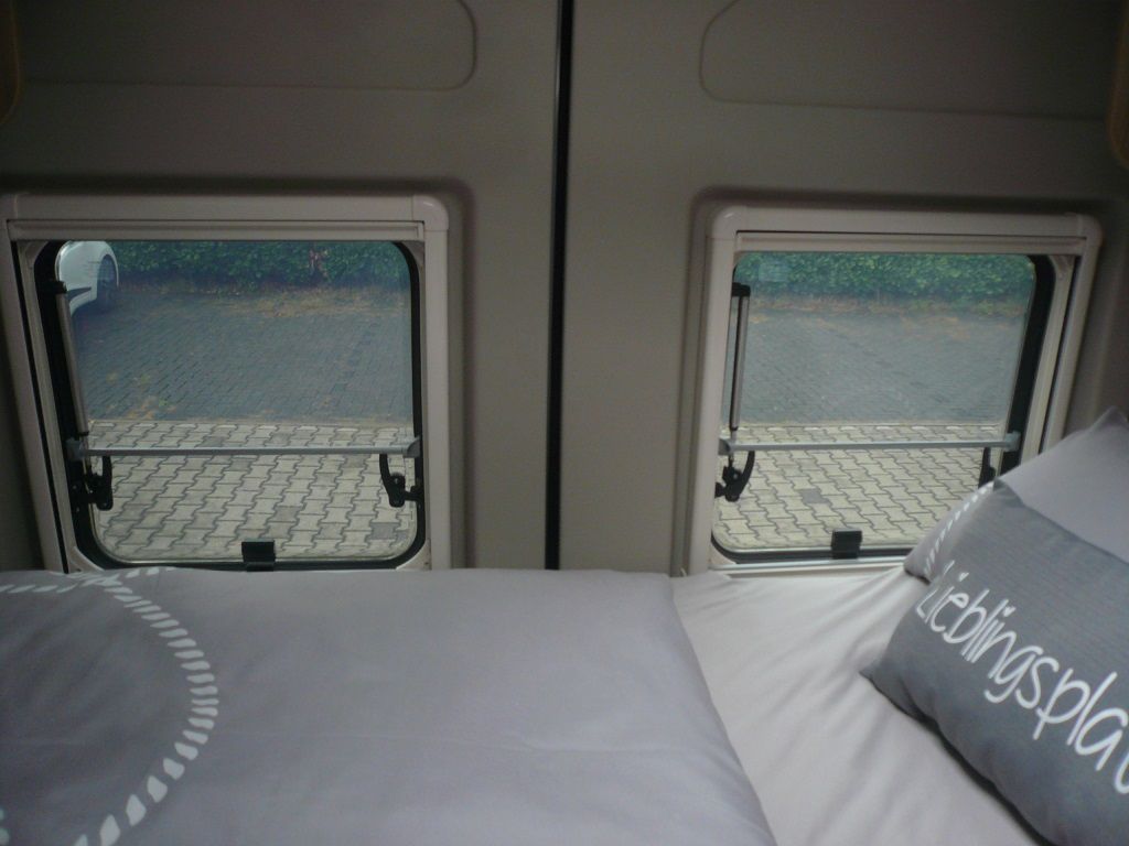 Thitronik Funk-Magnetkontakte an den Heckfenstern montiert.