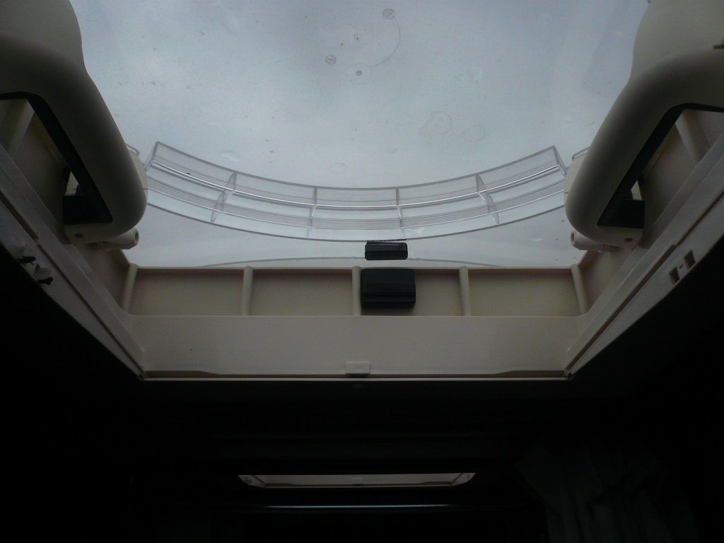 Thitronik Funk-Magnetkontakt an der Dachluke montiert.