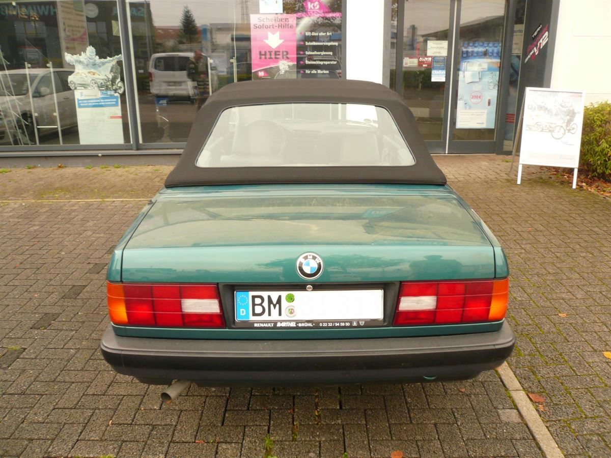BMW 3er Typ E30 , Verdeckbezug Sonnenland Stoff blau geliefert und montiert.