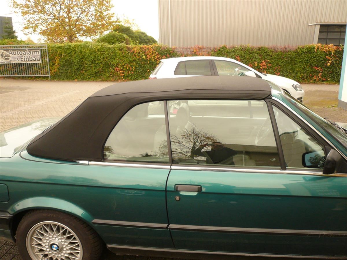 BMW 3er Typ E30 , Verdeckbezug Sonnenland Stoff blau geliefert und montiert.