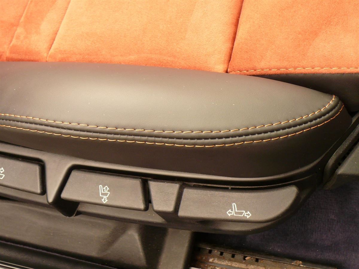 BMW 3er E36 Cabrio Innenausstattung in Echtleder schwarz und Alcantara Terrakotta neu angefertigt und montiert. Logo auf Kundenwunsch in die Rückenlehnen eingestickt.