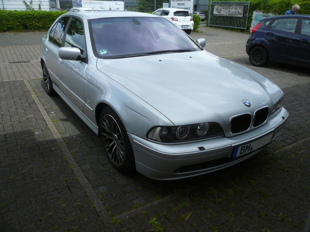 Alpine INE-W611D Doppel-DIN Navigation im BMW 5er Typ E39 Nachgerüstet. Komplette Verkabelung vom Kofferraum Seitenteil in den Radioschacht verlegt.