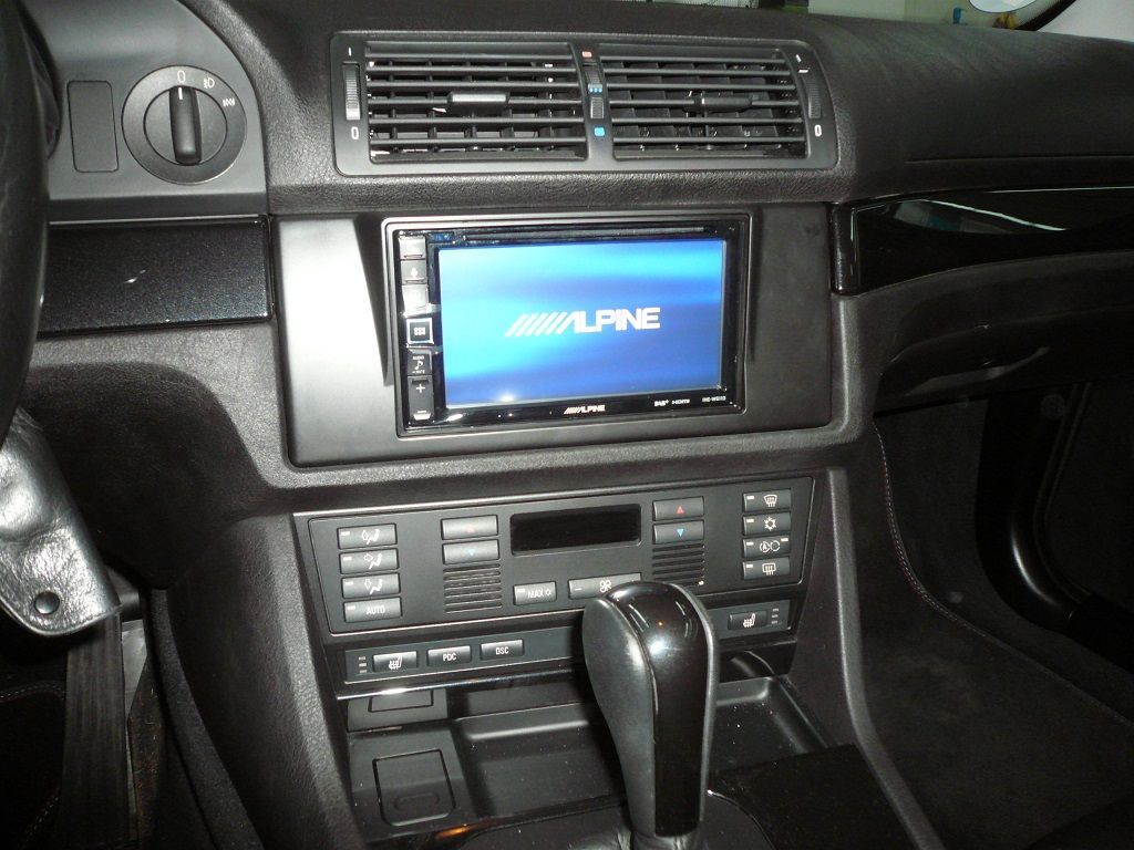 Alpine INE-W611D Doppel-DIN Navigation im BMW 5er Typ E39 Nachgerüstet. Komplette Verkabelung vom Kofferraum Seitenteil in den Radioschacht verlegt.