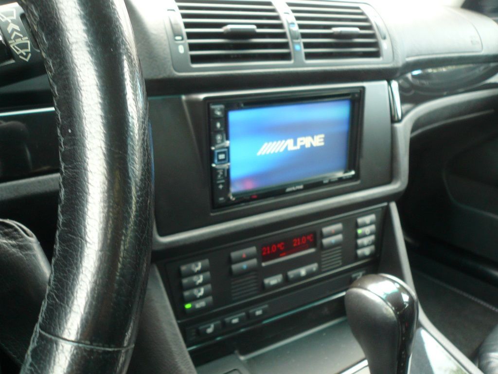 Alpine INE-W611D Doppel-DIN Navigation im BMW 5er Typ E39 Nachgerüstet. Komplette Verkabelung vom Kofferraum Seitenteil in den Radioschacht verlegt.