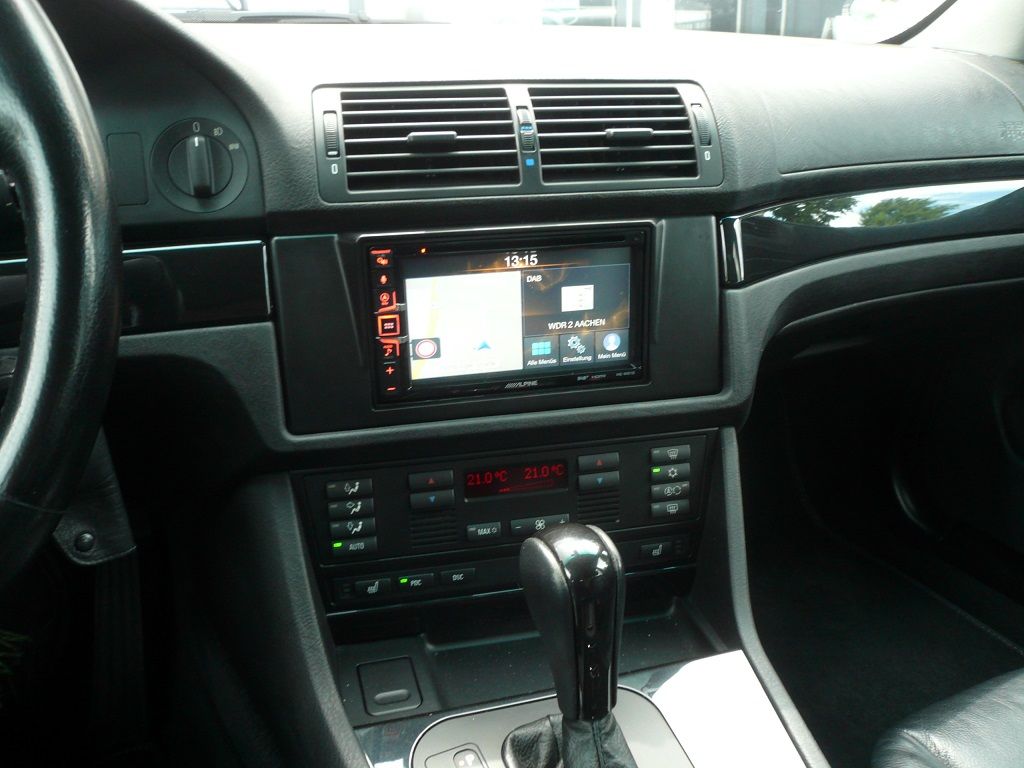 Alpine INE-W611D Doppel-DIN Navigation im BMW 5er Typ E39 Nachgerüstet. Komplette Verkabelung vom Kofferraum Seitenteil in den Radioschacht verlegt.