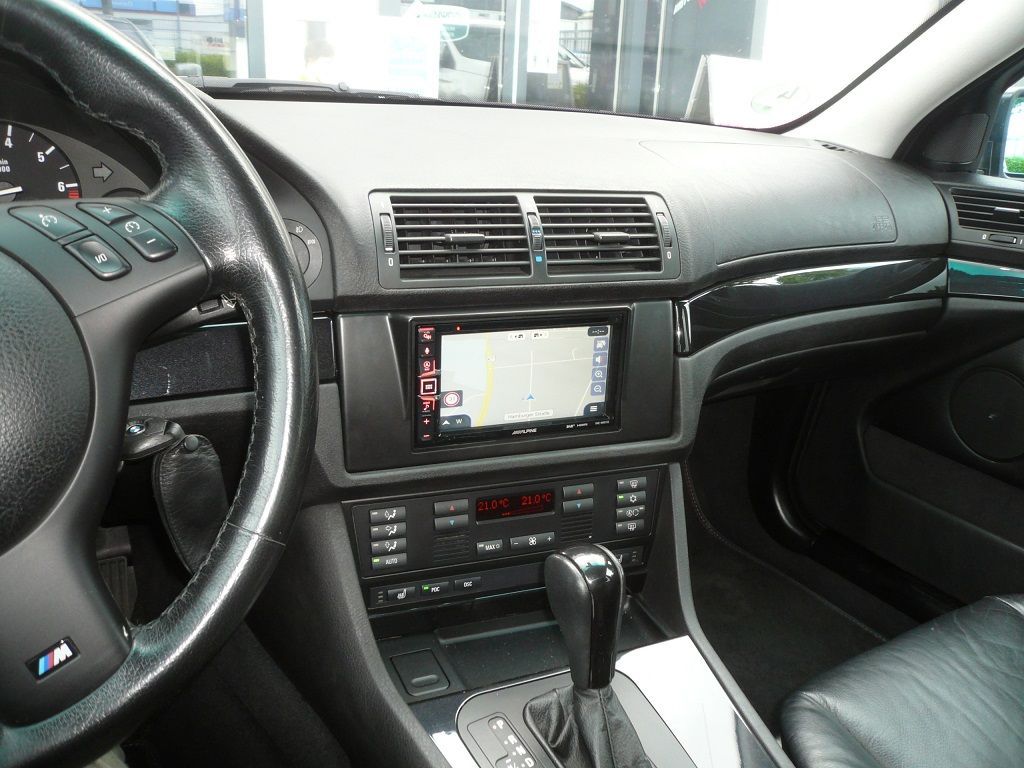 Alpine INE-W611D Doppel-DIN Navigation im BMW 5er Typ E39 Nachgerüstet. Komplette Verkabelung vom Kofferraum Seitenteil in den Radioschacht verlegt.
