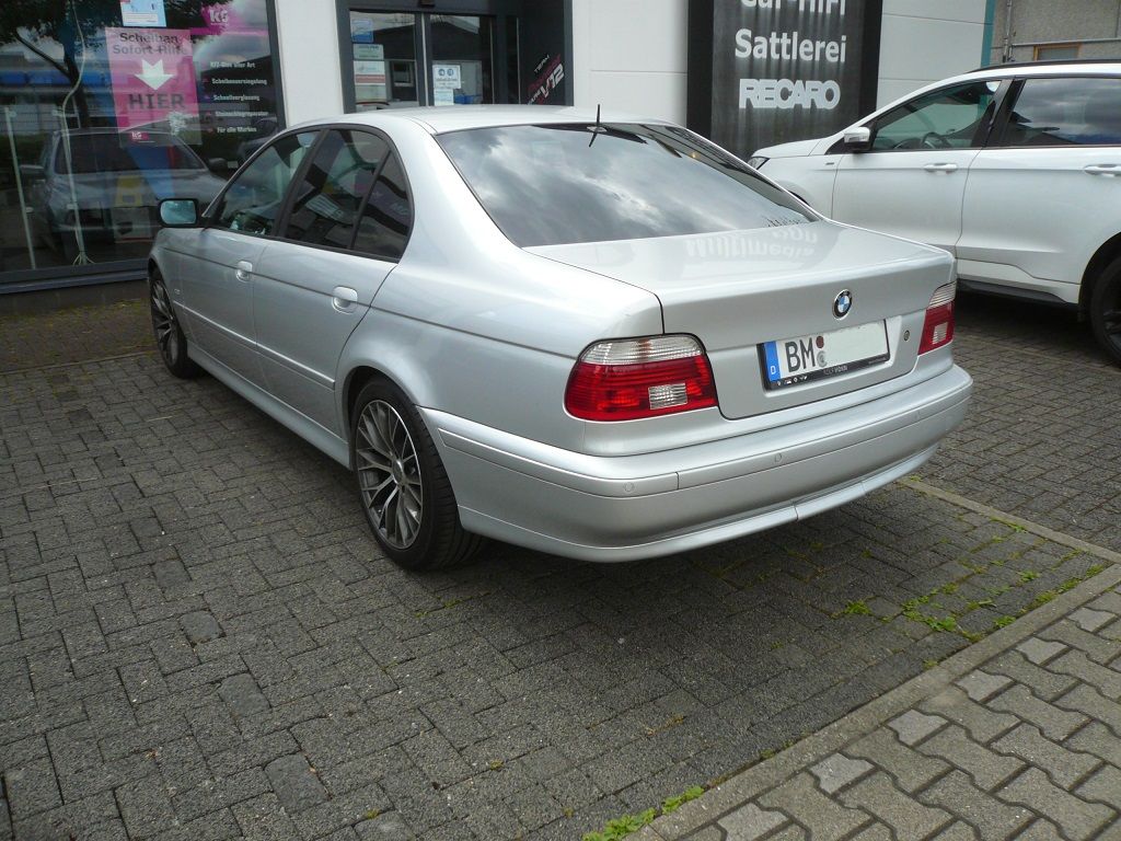 Alpine INE-W611D Doppel-DIN Navigation im BMW 5er Typ E39 Nachgerüstet. Komplette Verkabelung vom Kofferraum Seitenteil in den Radioschacht verlegt.