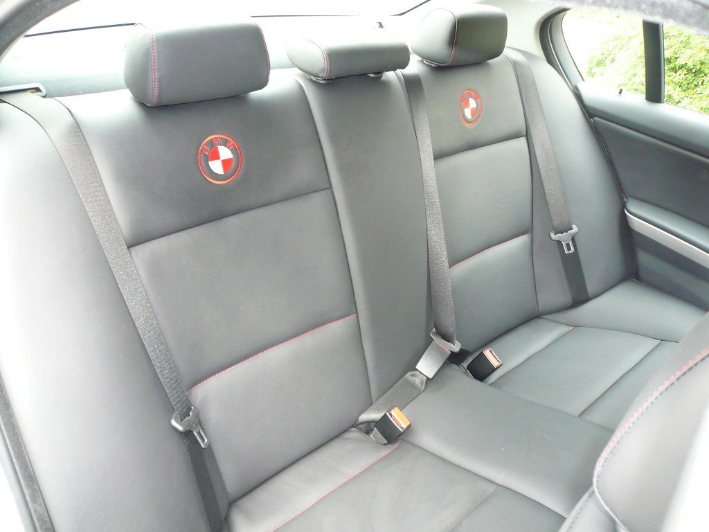 BMW 3er E90 Innenausstattung in Kundleder schwarz mit roten Nähten neu angefertigt und montiert.