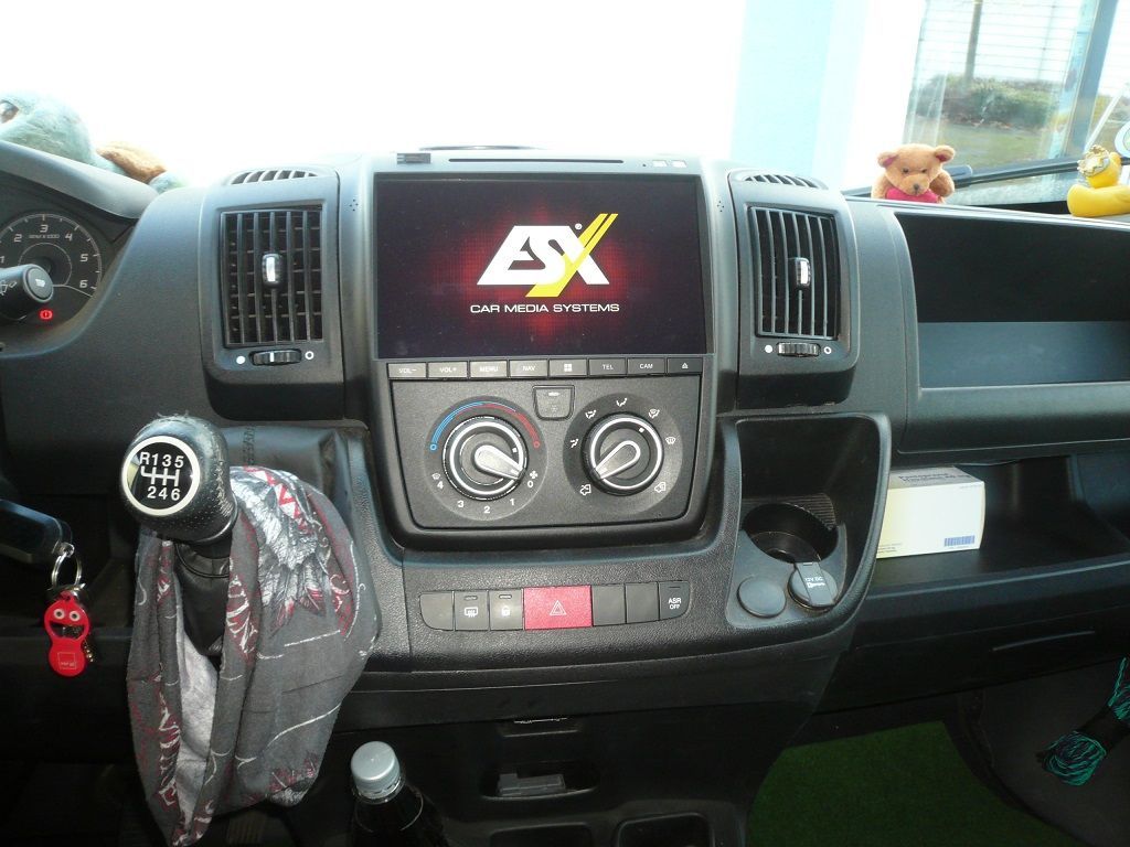 Fahrzeugspezifischer i45 Naviceiver VNC1045-DBJ mit 25,9 cm (10.2