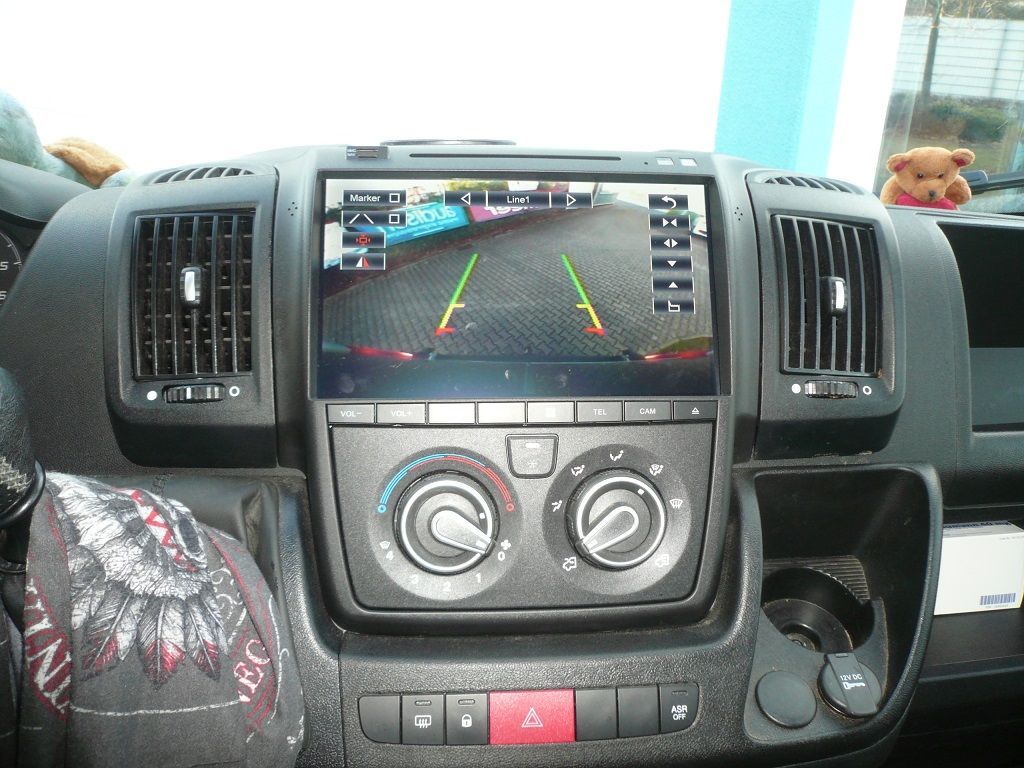 Fahrzeugspezifischer i45 Naviceiver VNC1045-DBJ mit 25,9 cm (10.2