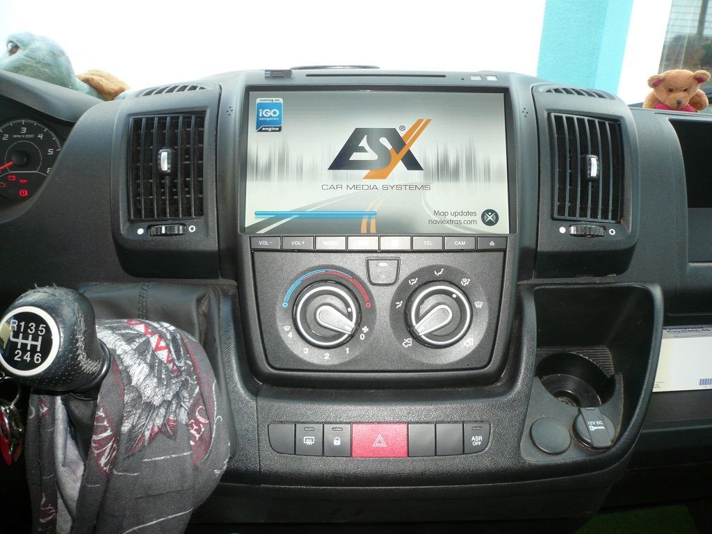 Fahrzeugspezifischer i45 Naviceiver VNC1045-DBJ mit 25,9 cm (10.2