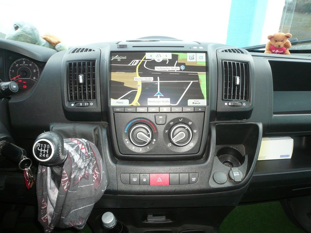 Fahrzeugspezifischer i45 Naviceiver VNC1045-DBJ mit 25,9 cm (10.2