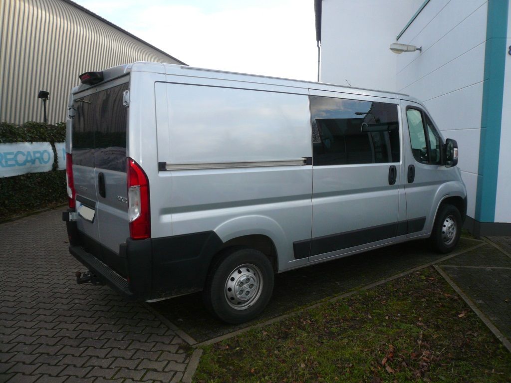 Fahrzeugspezifischer i45 Naviceiver VNC1045-DBJ mit 25,9 cm (10.2