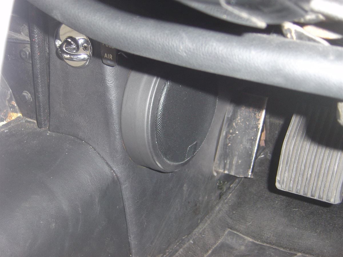 Becker Mexico Retro Radionavigation und Musikanlage mit Subwoofer nachgerüstet.