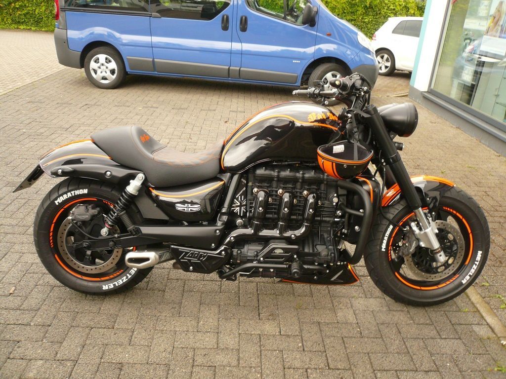 Sitzbank Polsterung agefertigt und angepasst. Bezug in Leder mit Doppel-Rautenmuster und Sticklogo neu angertigt und montiert.