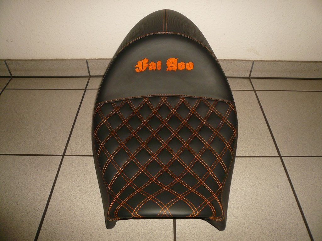 Sitzbank Polsterung agefertigt und angepasst. Bezug in Leder mit Doppel-Rautenmuster und Sticklogo neu angertigt und montiert.