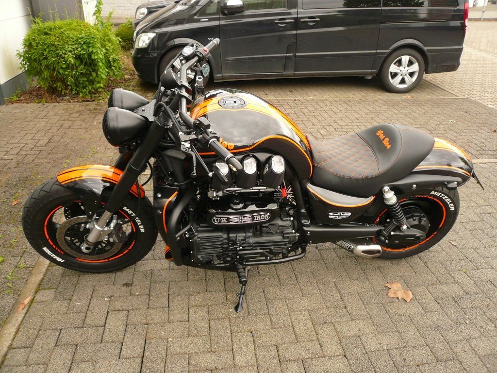 Sitzbank Polsterung agefertigt und angepasst. Bezug in Leder mit Doppel-Rautenmuster und Sticklogo neu angertigt und montiert.