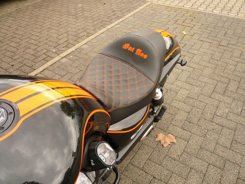 Sitzbank Polsterung agefertigt und angepasst. Bezug in Leder mit Doppel-Rautenmuster und Sticklogo neu angertigt und montiert.