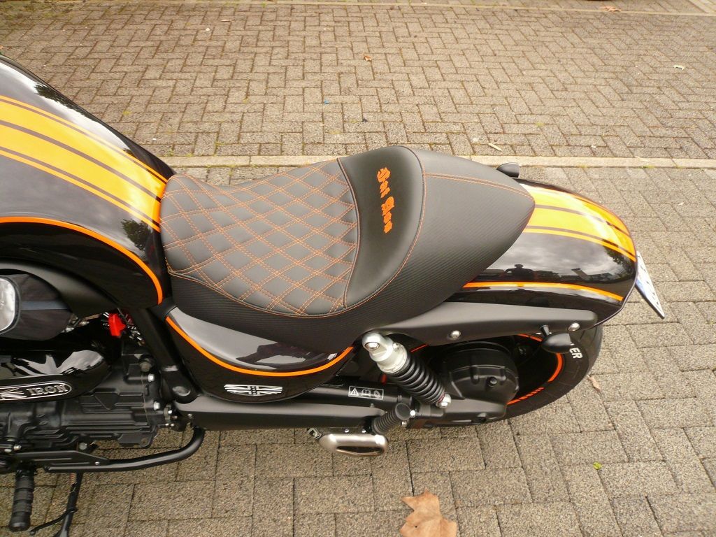 Sitzbank Polsterung agefertigt und angepasst. Bezug in Leder mit Doppel-Rautenmuster und Sticklogo neu angertigt und montiert.