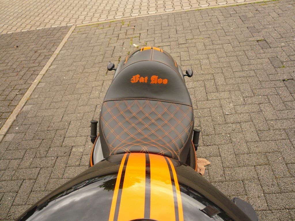 Sitzbank Polsterung agefertigt und angepasst. Bezug in Leder mit Doppel-Rautenmuster und Sticklogo neu angertigt und montiert.