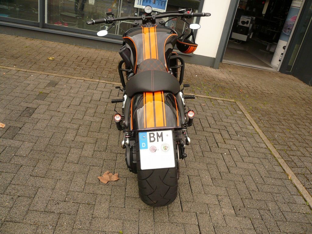 Sitzbank Polsterung agefertigt und angepasst. Bezug in Leder mit Doppel-Rautenmuster und Sticklogo neu angertigt und montiert.