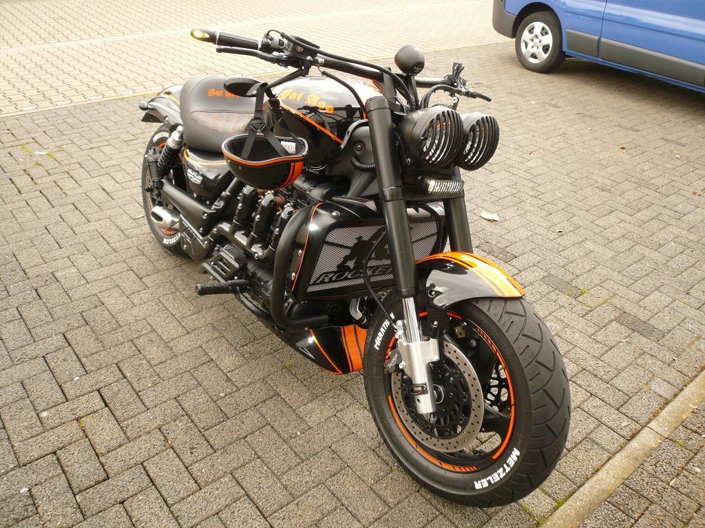 Sitzbank Polsterung agefertigt und angepasst. Bezug in Leder mit Doppel-Rautenmuster und Sticklogo neu angertigt und montiert.