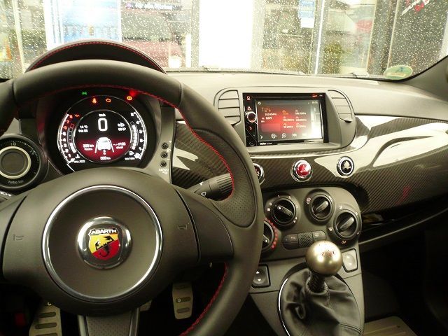 Clarion NX505E im Fiat Abarth 595 Biposto nachgerüstet