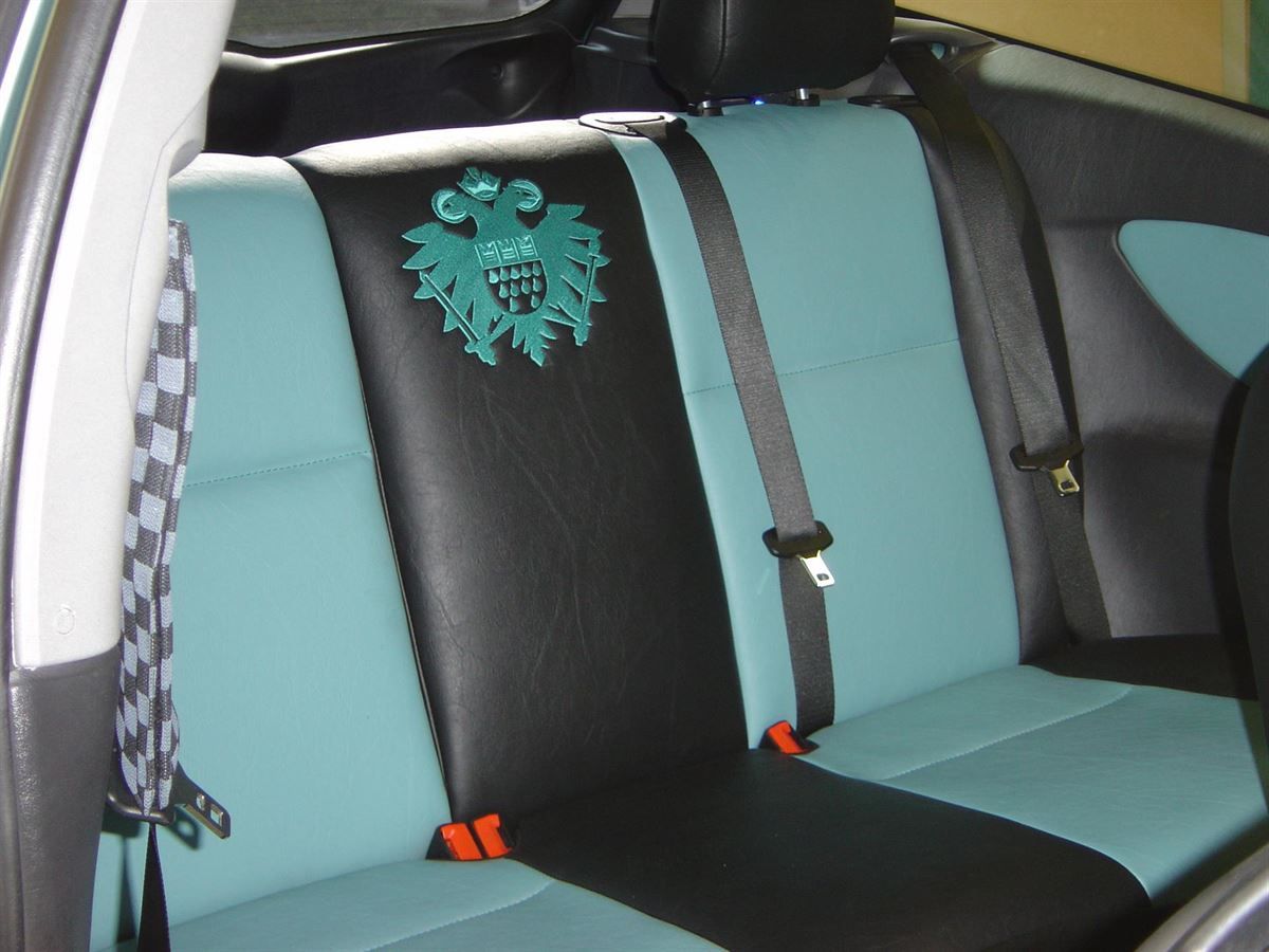 Ford Focus Innenausstattung und Hutablage in Kunstleder schwarz/türkis neu angefertigt und montiert.