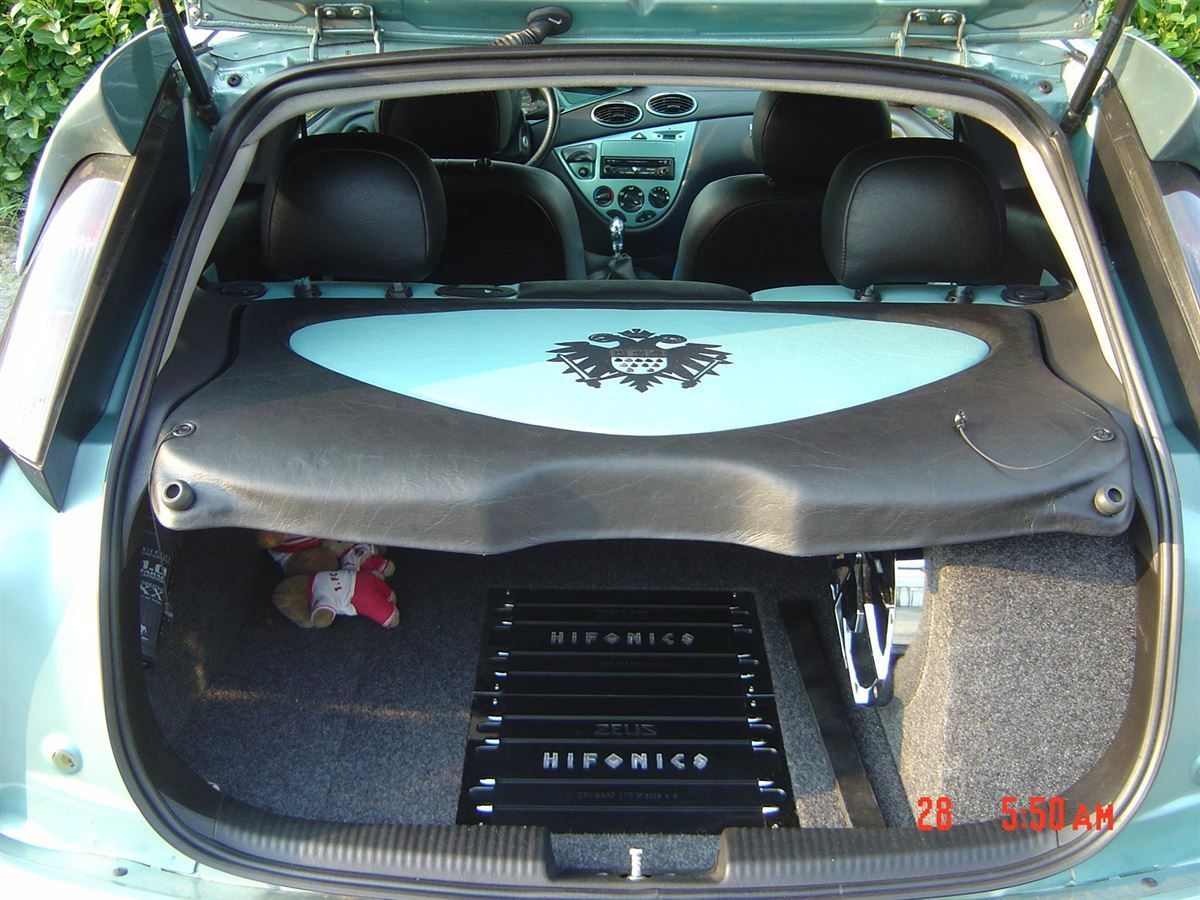 Ford Focus Innenausstattung und Hutablage in Kunstleder schwarz/türkis neu angefertigt und montiert.