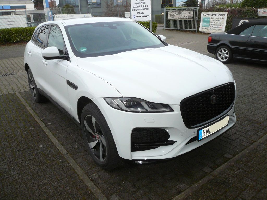 2-stufige Carbon Sitzheizung, für Sitz und Rückenlehne, für die Vordersitze und Rücksitzbank im Jaguar F-Pace nachgerüstet