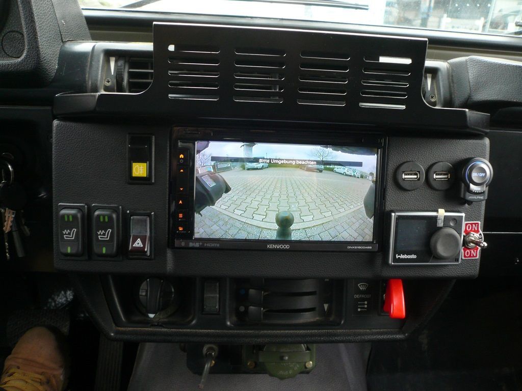 Umbau auf Doppel-DIN, Kenwood Navigation, Alpine Front & Heck Multiviewkamera nachgerüstet.