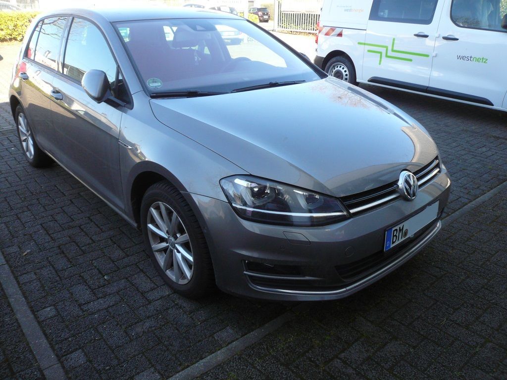 Rückfahrkamera an einem Golf 7 nachgerüstet und das Original Composition Media Radio adaptiert inkl. bewegliche Einparklinien.