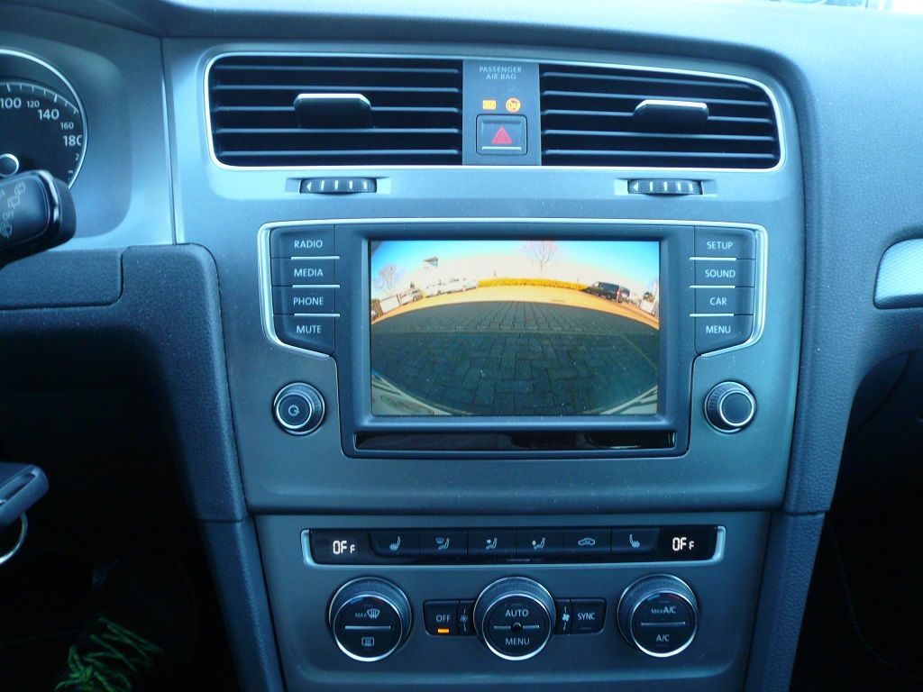 Rückfahrkamera an einem Golf 7 nachgerüstet und das Original Composition Media Radio adaptiert inkl. bewegliche Einparklinien.