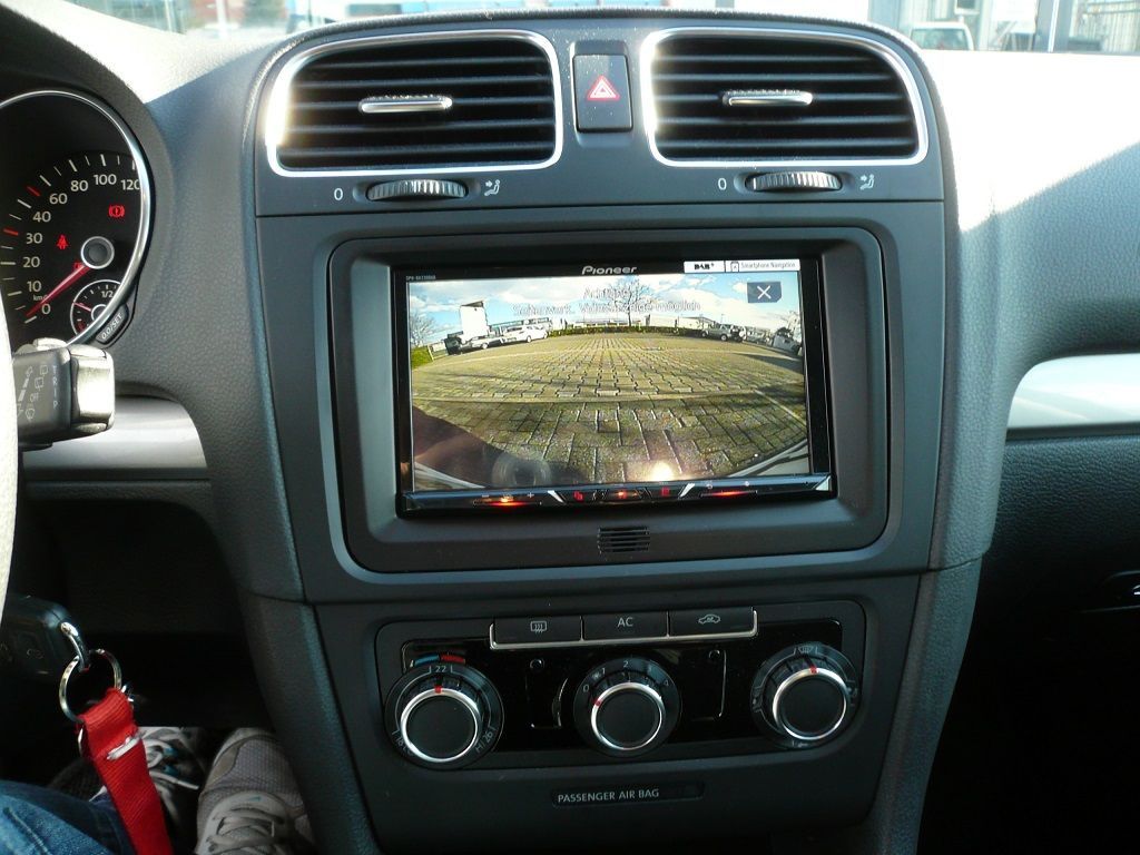 Rückfahrkamera mit Pioneer Navigation am Golf 6 nachgerüstet.