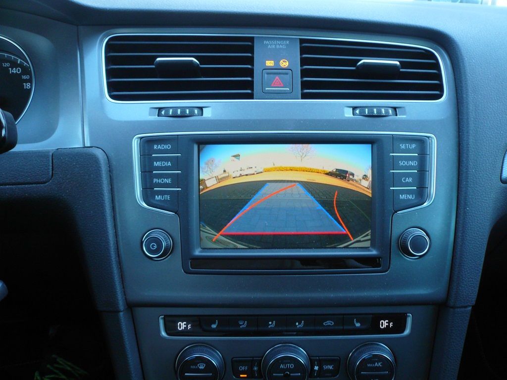 Rückfahrkamera an einem Golf 7 nachgerüstet und das Original Composition Media Radio adaptiert inkl. bewegliche Einparklinien.