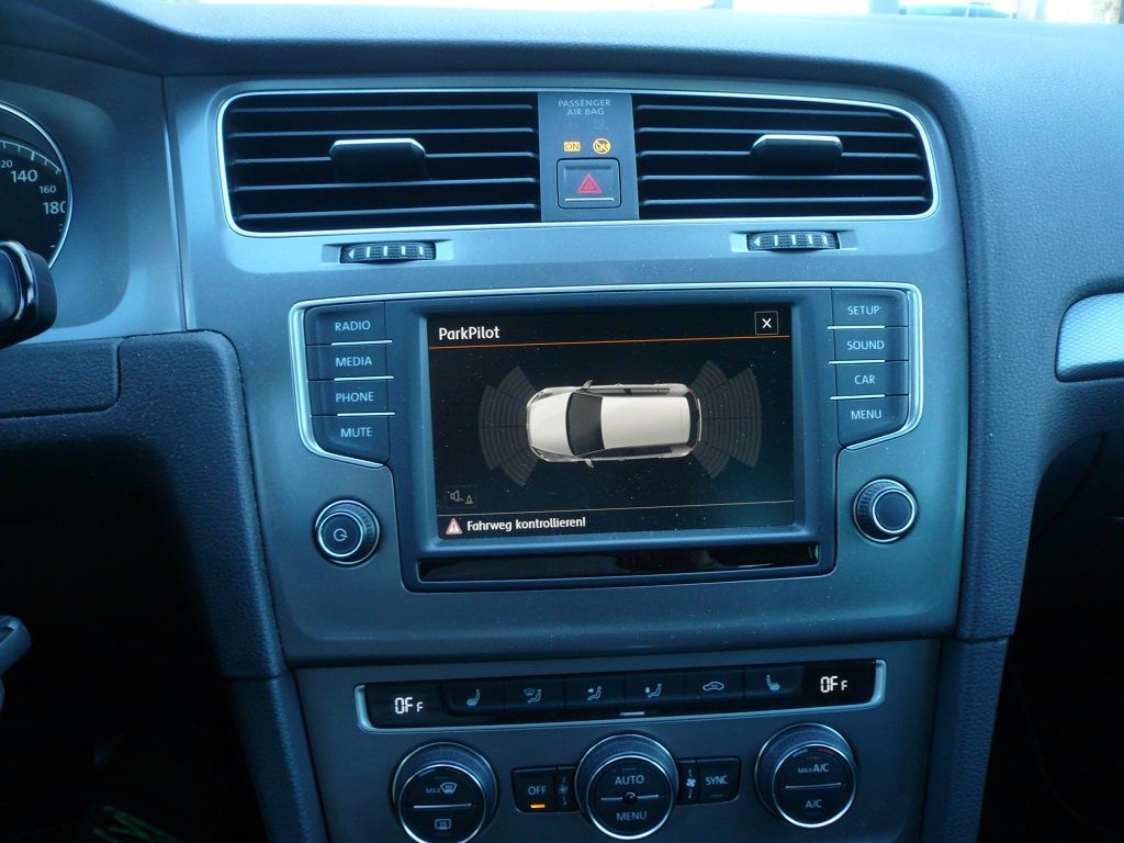 Rückfahrkamera an einem Golf 7 nachgerüstet und das Original Composition Media Radio adaptiert inkl. bewegliche Einparklinien.