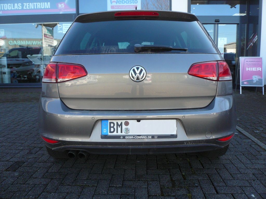 Rückfahrkamera an einem Golf 7 nachgerüstet und das Original Composition Media Radio adaptiert inkl. bewegliche Einparklinien.