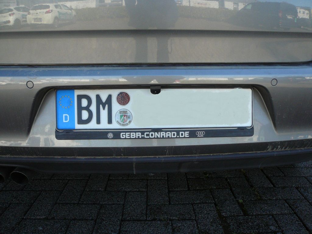 Rückfahrkamera an einem Golf 7 nachgerüstet und das Original Composition Media Radio adaptiert inkl. bewegliche Einparklinien.