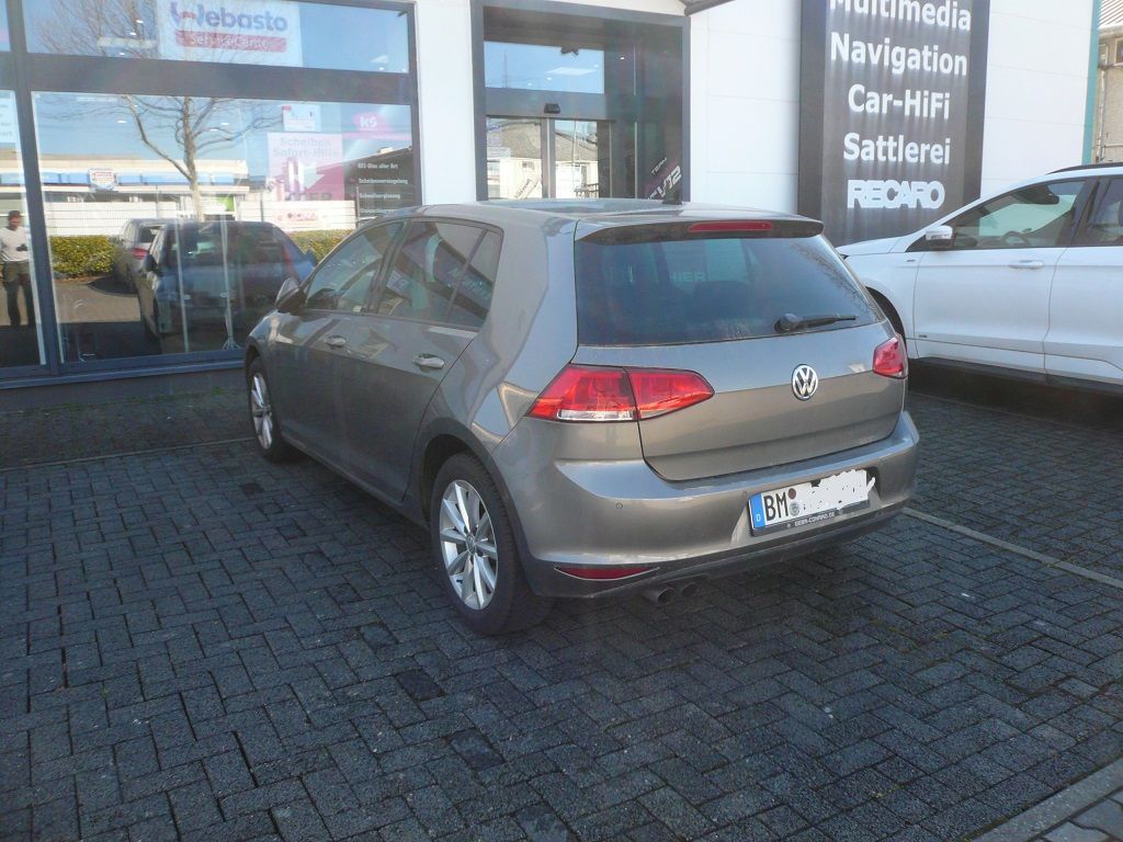 Rückfahrkamera an einem Golf 7 nachgerüstet und das Original Composition Media Radio adaptiert inkl. bewegliche Einparklinien.