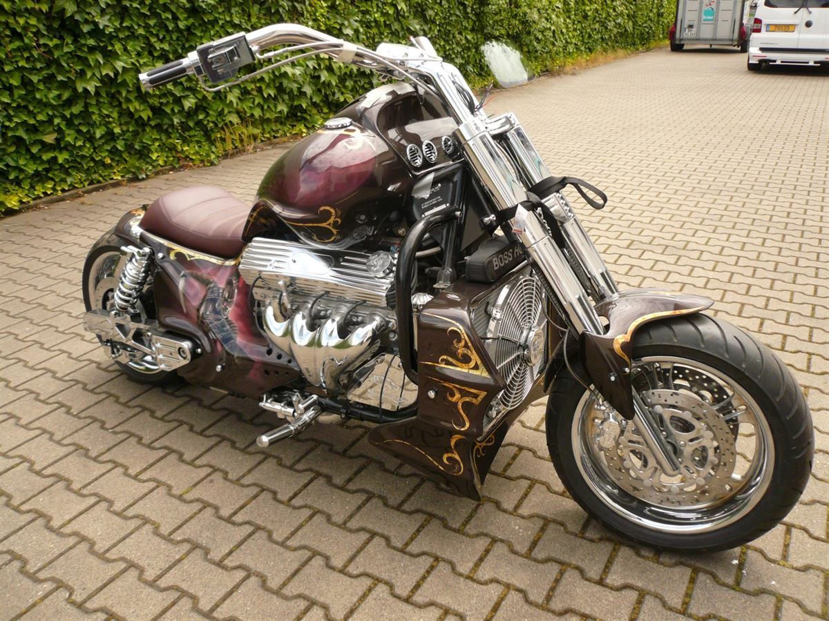 Sitzpolsterung angefertigt & angepasst. Bezug aus Leder mit Nähten nach Vorgabe angefertigt und montiert.