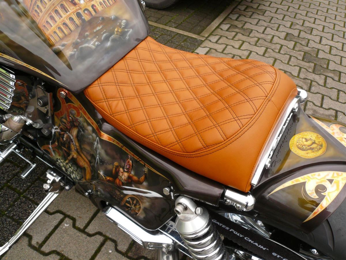 Sitzpolsterung angefertigt & angepasst. Bezug aus Leder mit doppel Rautenmuster nach Vorgabe angefertigt und montiert.