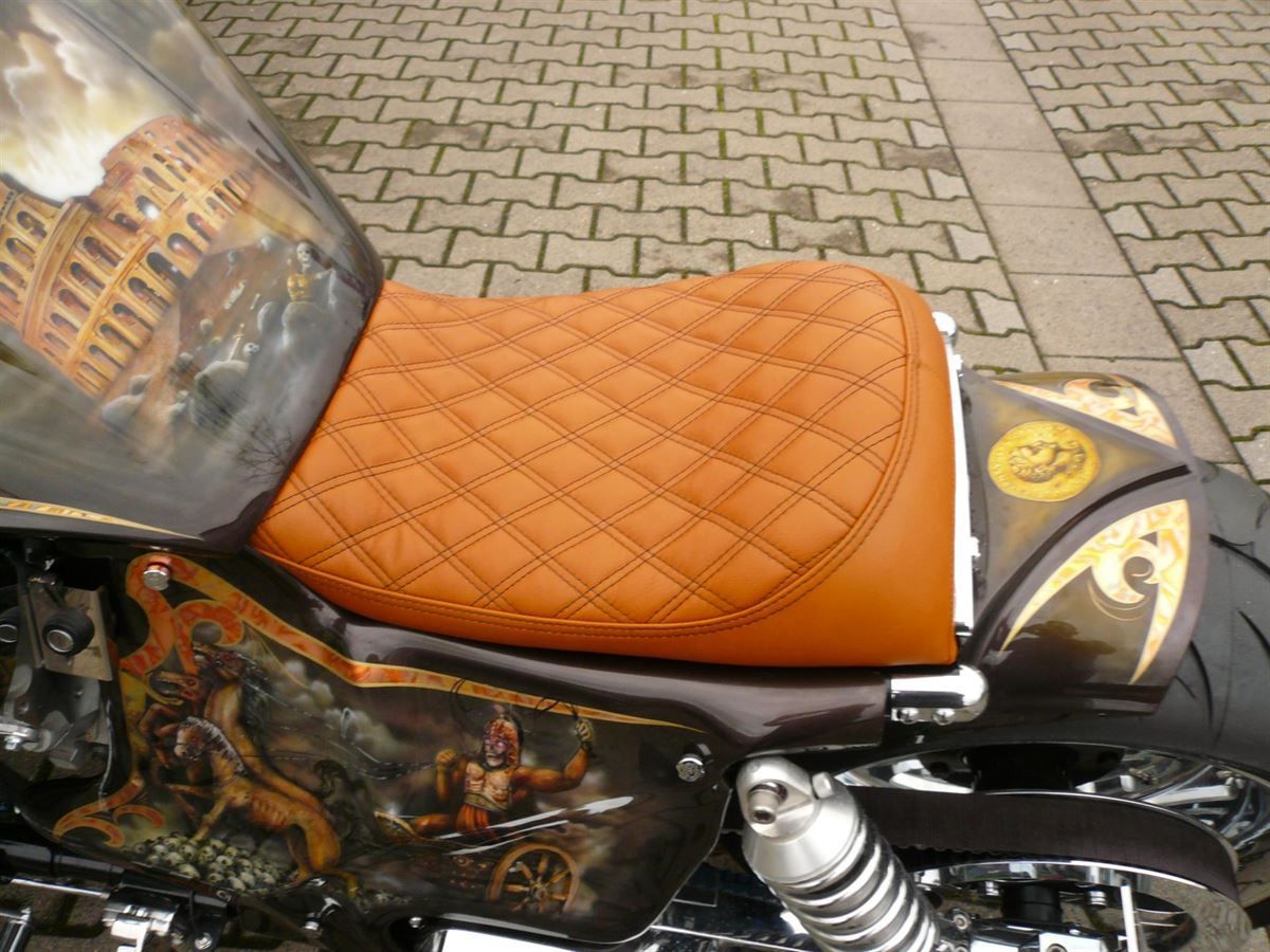 Sitzpolsterung angefertigt & angepasst. Bezug aus Leder mit doppel Rautenmuster nach Vorgabe angefertigt und montiert.