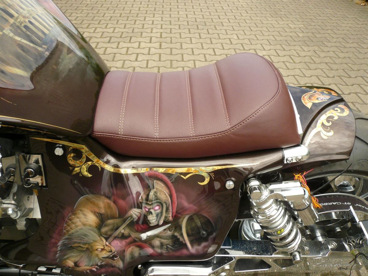 Sitzpolsterung angefertigt & angepasst. Bezug aus Leder mit Nähten nach Vorgabe angefertigt und montiert.