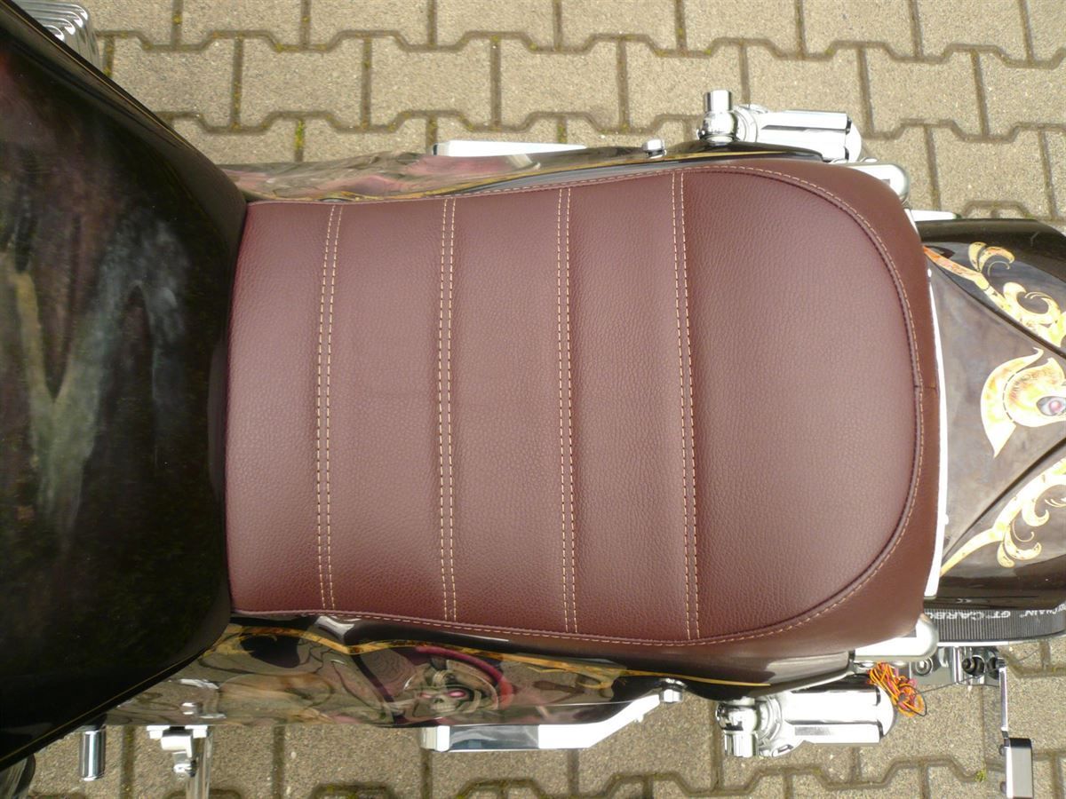 Sitzpolsterung angefertigt & angepasst. Bezug aus Leder mit Nähten nach Vorgabe angefertigt und montiert.