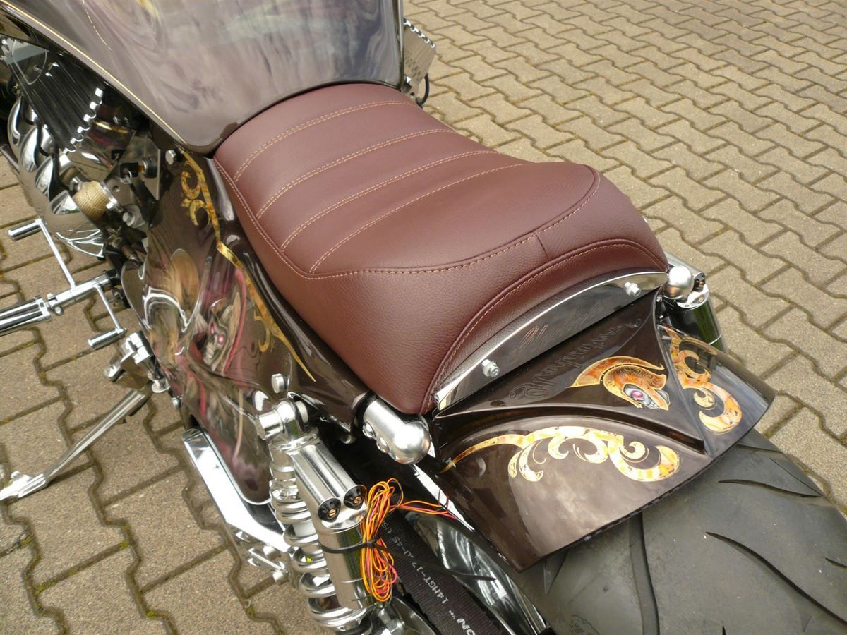 Sitzpolsterung angefertigt & angepasst. Bezug aus Leder mit Nähten nach Vorgabe angefertigt und montiert.