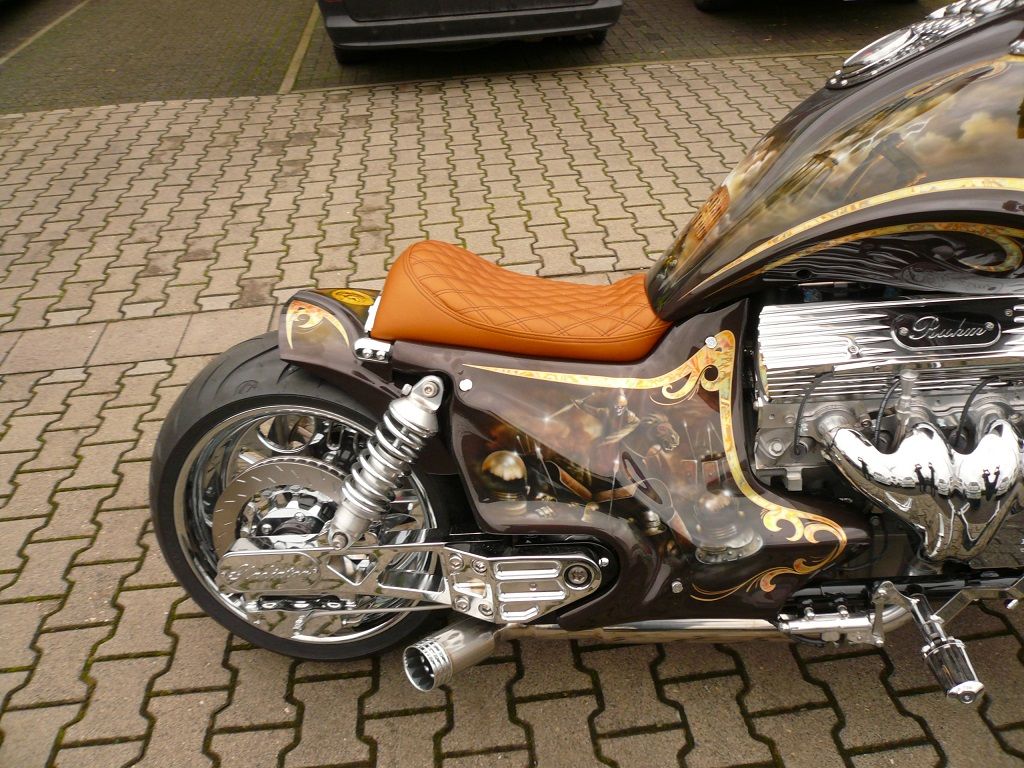 Sitzpolsterung angefertigt & angepasst. Bezug aus Leder mit doppel Rautenmuster nach Vorgabe angefertigt und montiert.