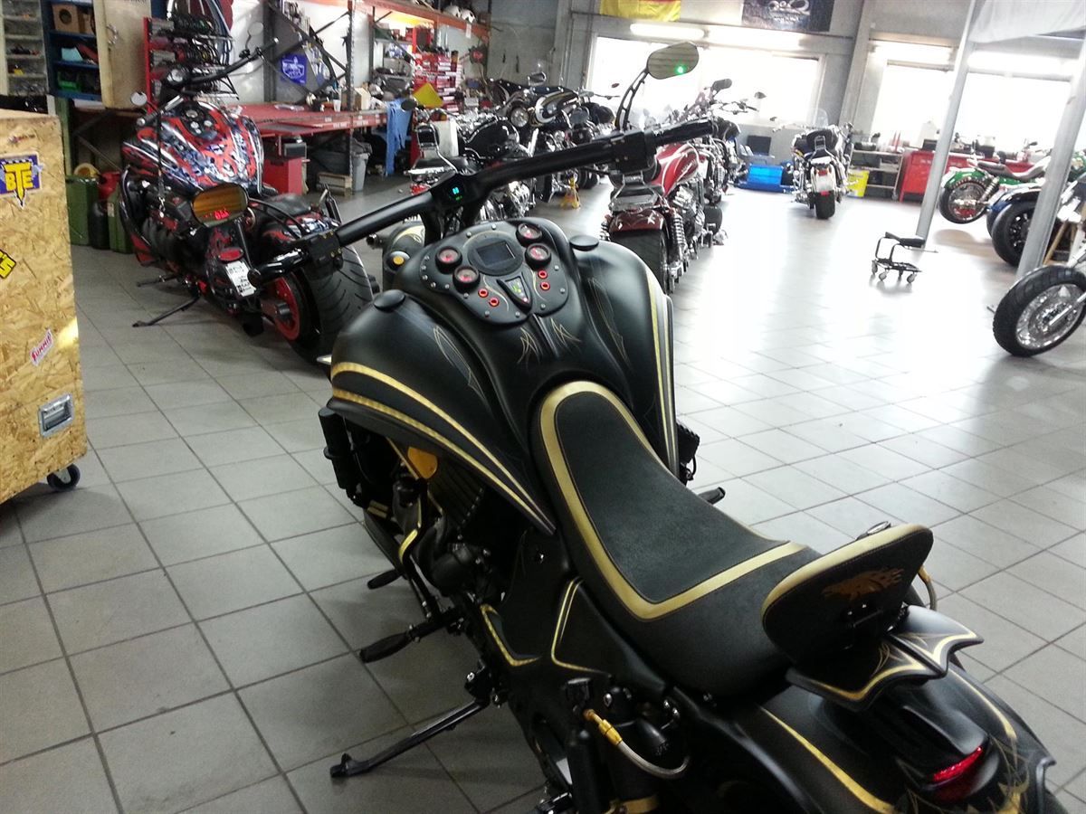 Sitzpolsterung angefertigt & angepasst. Bezug aus Leder mit Gold abgesetzt nach Vorgabe angefertigt und montiert.